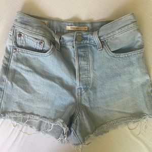 LEVIS WEDGIE SHORT 27 LIGHT WASH DENIM JEAN SHORTS